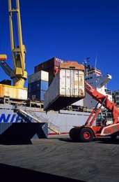 Archipel-des-Comores;-Chariot-cavalier;-Conteneur;-France;-Grue;-Kaleidos;-Kaleidos-images;-La-parole-à-limage;-Laurent-Abad;-Manutention;-Mayotte;-Navire;-Océan-Indien;-Port;-Stories-Pictures